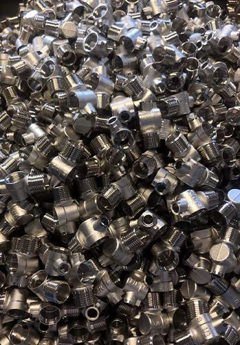 Eine Charge von Waschmaschinen-Eckventilen ist in Produktion